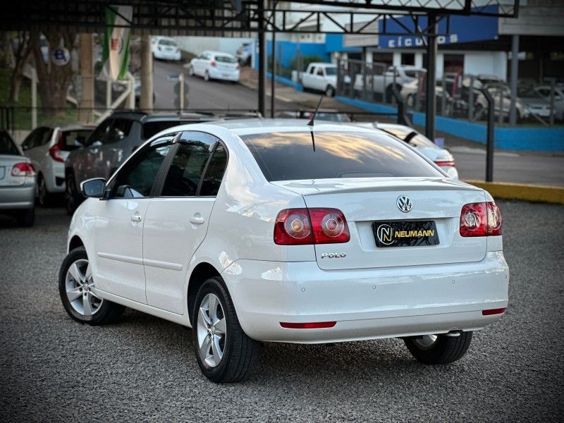 Volkswagen POLO SEDAN 1.6 2014 NEUMANN VEÍCULOS ARROIO DO MEIO / Carros no Vale