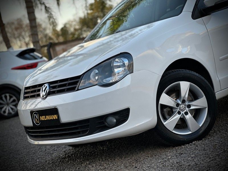 Volkswagen POLO SEDAN 1.6 2014 NEUMANN VEÍCULOS ARROIO DO MEIO / Carros no Vale