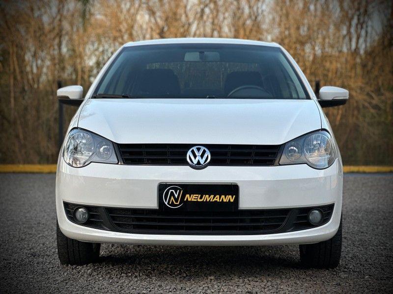 Volkswagen POLO SEDAN 1.6 2014 NEUMANN VEÍCULOS ARROIO DO MEIO / Carros no Vale