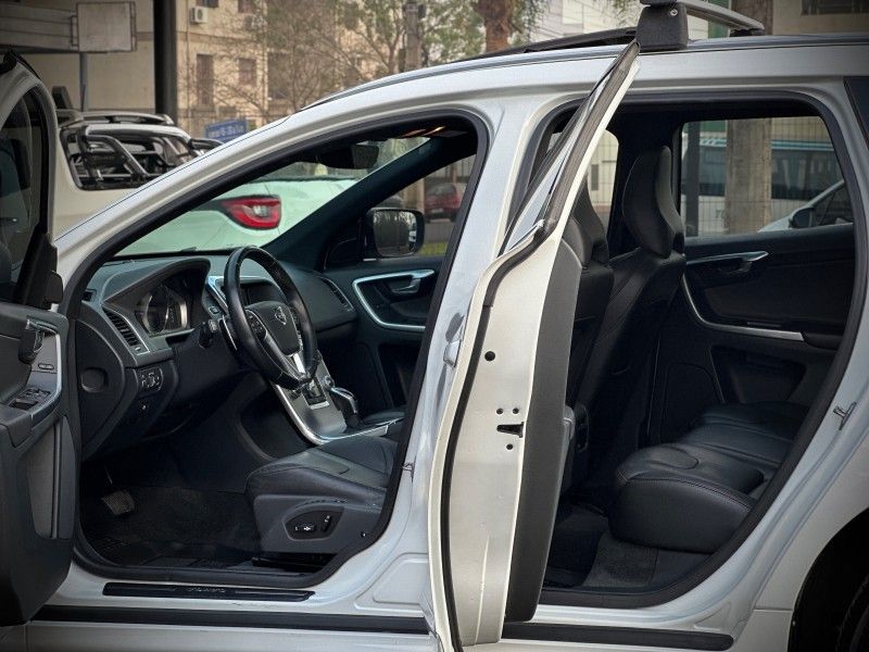 Volvo XC60 MOMENTUM 2.4 TURBO 2017 NEUMANN VEÍCULOS ARROIO DO MEIO / Carros no Vale