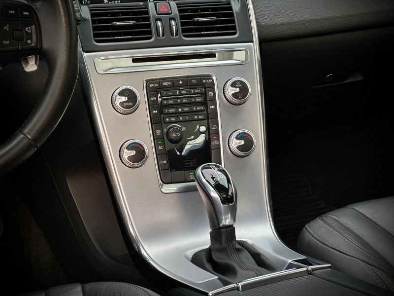 Volvo XC60 MOMENTUM 2.4 TURBO 2017 NEUMANN VEÍCULOS ARROIO DO MEIO / Carros no Vale