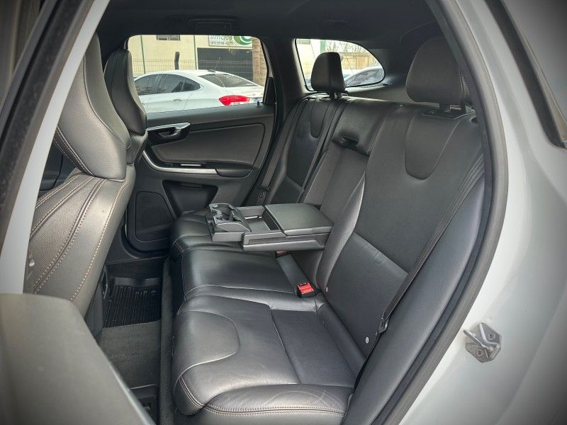 Volvo XC60 MOMENTUM 2.4 TURBO 2017 NEUMANN VEÍCULOS ARROIO DO MEIO / Carros no Vale