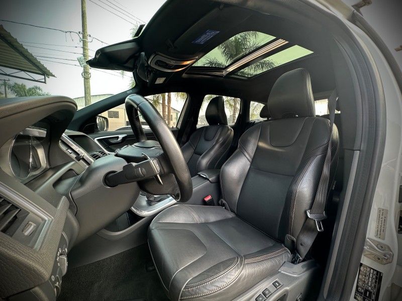 Volvo XC60 MOMENTUM 2.4 TURBO 2017 NEUMANN VEÍCULOS ARROIO DO MEIO / Carros no Vale