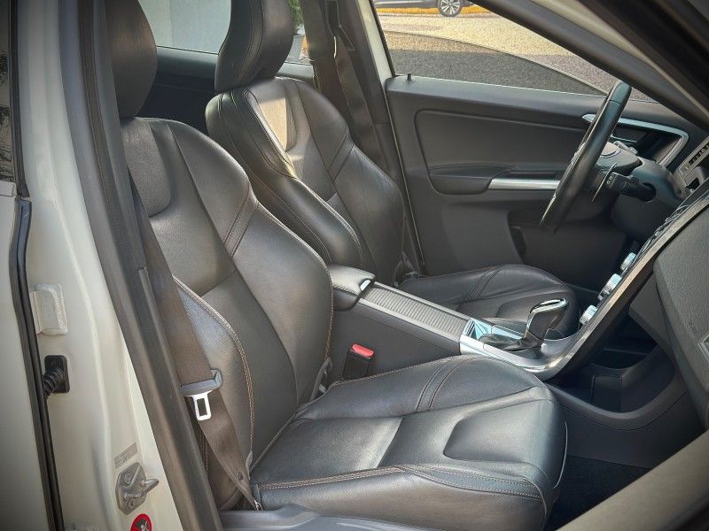 Volvo XC60 MOMENTUM 2.4 TURBO 2017 NEUMANN VEÍCULOS ARROIO DO MEIO / Carros no Vale