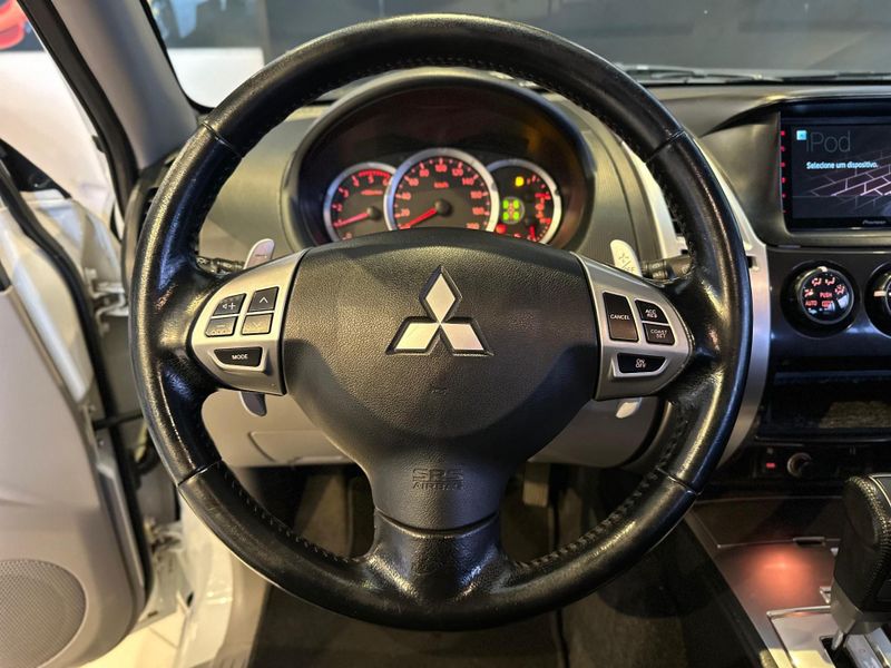 Mitsubishi Pajero HPE 3.2 4×4 T.I Dies 5p Aut. 2015/2016 CONCEPT MOTORS PASSO FUNDO / Carros no Vale