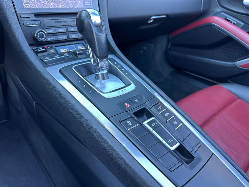 Porsche 718 Boxster 2.0 300cv 2018/2019 CONCEPT MOTORS PASSO FUNDO / Carros no Vale
