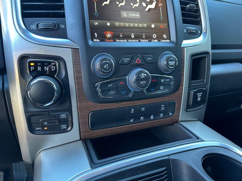 Ram Classic LARAMIE 5.7 CD V8 4X4 Aut. 2022/2022 CONCEPT MOTORS PASSO FUNDO / Carros no Vale