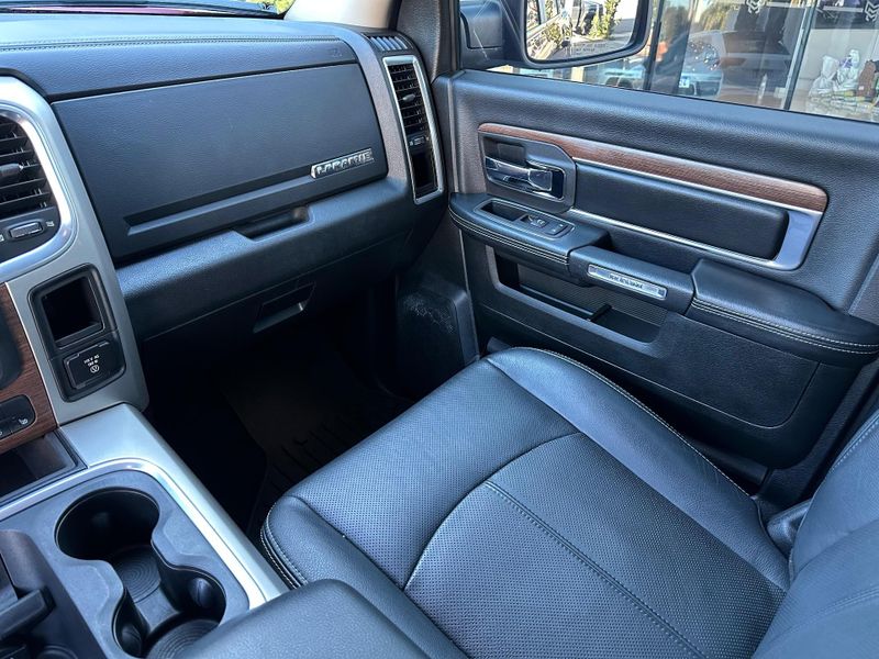 Ram Classic LARAMIE 5.7 CD V8 4X4 Aut. 2022/2022 CONCEPT MOTORS PASSO FUNDO / Carros no Vale