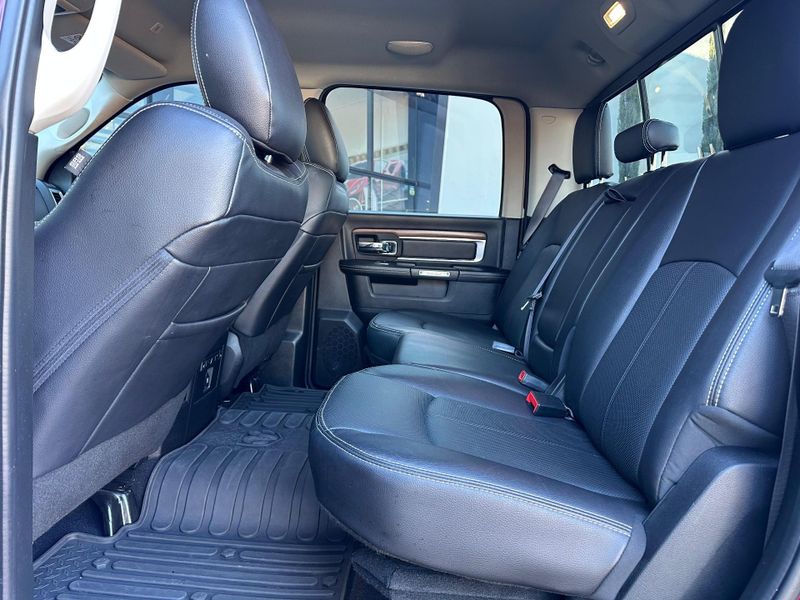 Ram Classic LARAMIE 5.7 CD V8 4X4 Aut. 2022/2022 CONCEPT MOTORS PASSO FUNDO / Carros no Vale