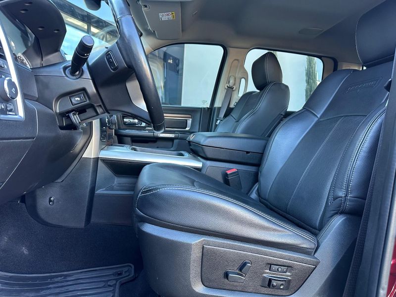 Ram Classic LARAMIE 5.7 CD V8 4X4 Aut. 2022/2022 CONCEPT MOTORS PASSO FUNDO / Carros no Vale