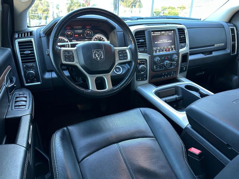 Ram Classic LARAMIE 5.7 CD V8 4X4 Aut. 2022/2022 CONCEPT MOTORS PASSO FUNDO / Carros no Vale