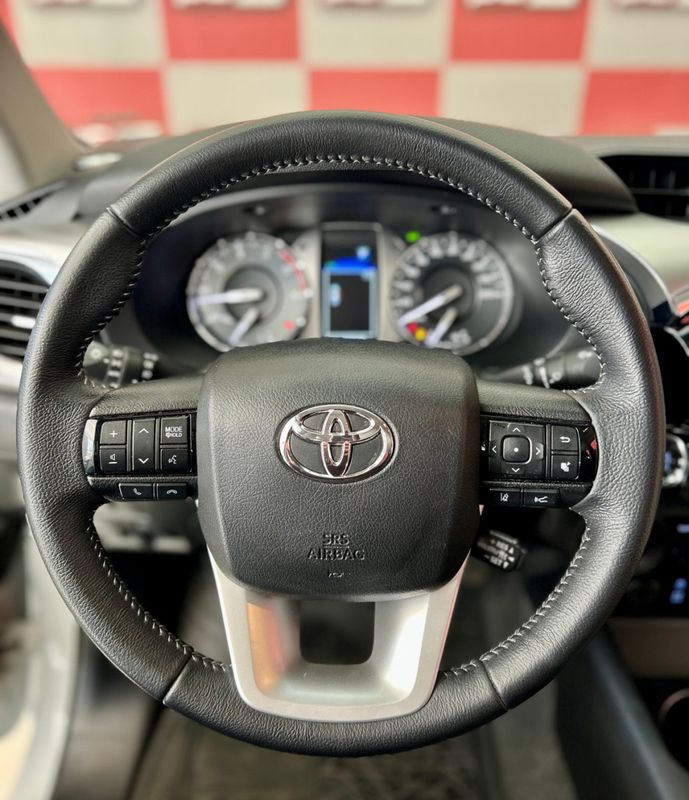 Toyota Hilux CD SRX 4×4 2.8 TDI 16V 2022/2023 PC VEÍCULOS SANTA CRUZ DO SUL / Carros no Vale