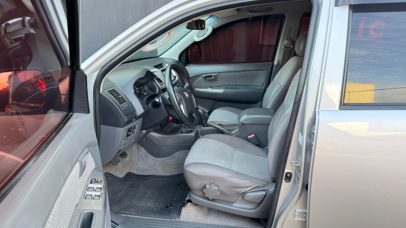 TOYOTA HILUX CABINE DUPLA SR /2012 IDEAL VEÍCULOS LAJEADO / Carros no Vale