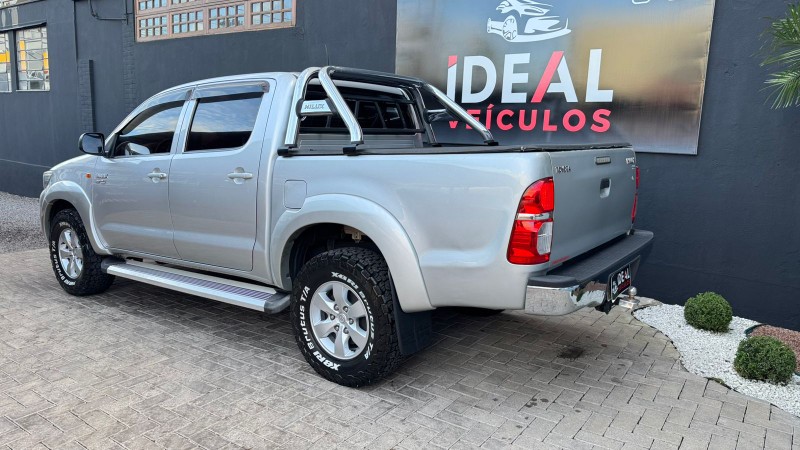 TOYOTA HILUX CABINE DUPLA SR /2012 IDEAL VEÍCULOS LAJEADO / Carros no Vale