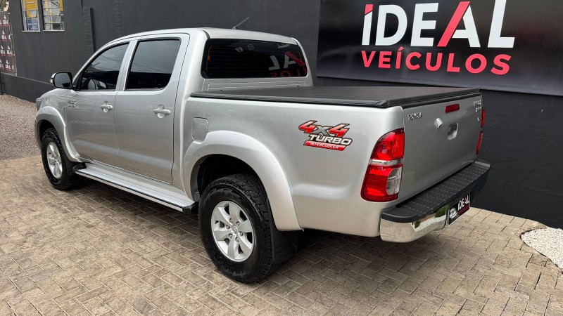 TOYOTA HILUX CABINE DUPLA SRV 2.8 TURBO 4X4 /2013 IDEAL VEÍCULOS LAJEADO / Carros no Vale