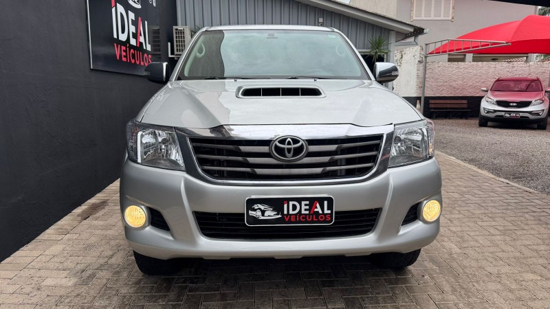 TOYOTA HILUX CABINE DUPLA SRV 2.8 TURBO 4X4 /2013 IDEAL VEÍCULOS LAJEADO / Carros no Vale
