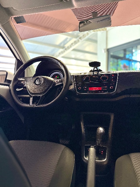 VOLKSWAGEN UP! 1.0 MPI MOVE IMOTION 12V 2017/2018 MALAGGI VEÍCULOS ENCANTADO / Carros no Vale