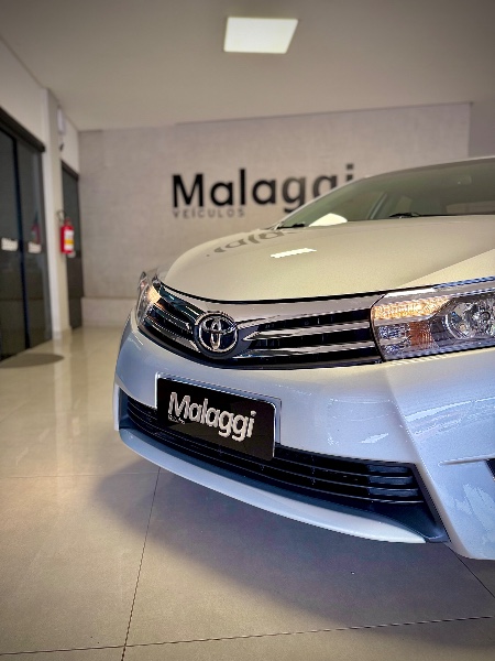 TOYOTA COROLLA 2.0 XEI 16V FLEX 4P AUTOMÁTICO 2015/2016 MALAGGI VEÍCULOS ENCANTADO / Carros no Vale