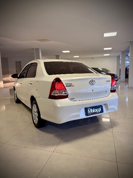 TOYOTA ETIOS 1.5 X PLUS SEDAN 16V 2019/2020 MALAGGI VEÍCULOS ENCANTADO / Carros no Vale