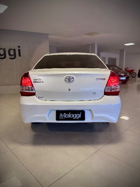 TOYOTA ETIOS 1.5 X PLUS SEDAN 16V 2019/2020 MALAGGI VEÍCULOS ENCANTADO / Carros no Vale