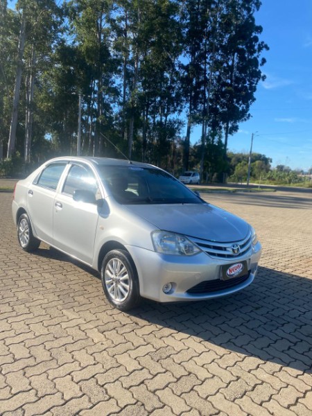 TOYOTA ETIOS 1.5 X SEDAN 16V 2013/2013 NEURI VEÍCULOS LAJEADO / Carros no Vale