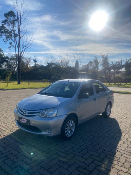 TOYOTA ETIOS 1.5 X SEDAN 16V 2013/2013 NEURI VEÍCULOS LAJEADO / Carros no Vale