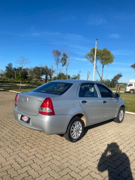 TOYOTA ETIOS 1.5 X SEDAN 16V 2013/2013 NEURI VEÍCULOS LAJEADO / Carros no Vale