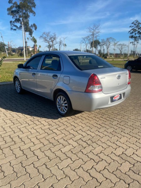 TOYOTA ETIOS 1.5 X SEDAN 16V 2013/2013 NEURI VEÍCULOS LAJEADO / Carros no Vale
