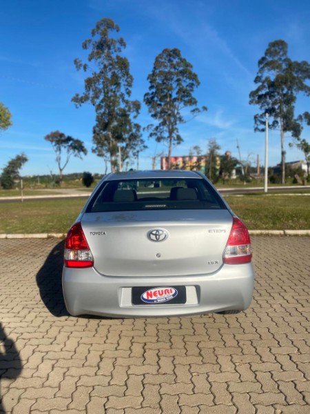 TOYOTA ETIOS 1.5 X SEDAN 16V 2013/2013 NEURI VEÍCULOS LAJEADO / Carros no Vale