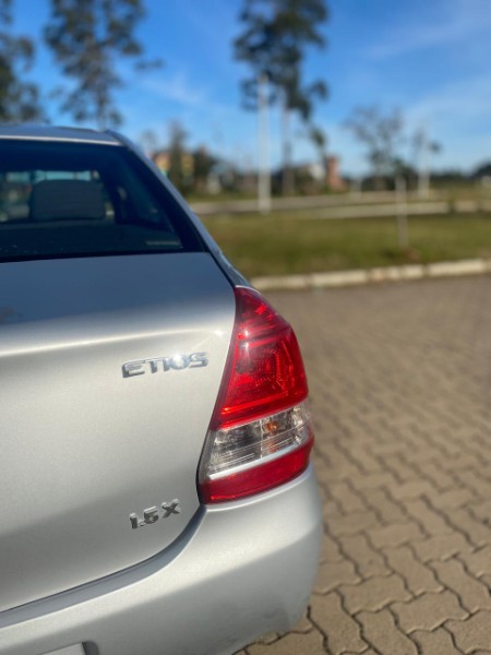 TOYOTA ETIOS 1.5 X SEDAN 16V 2013/2013 NEURI VEÍCULOS LAJEADO / Carros no Vale