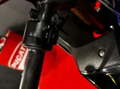 YAMAHA YZF-R3 MONSTER /2023 EXCLUSIVO VEÍCULOS SANTA CRUZ DO SUL / Carros no Vale