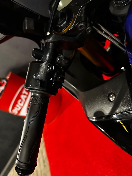 YAMAHA YZF-R3 MONSTER /2023 EXCLUSIVO VEÍCULOS SANTA CRUZ DO SUL / Carros no Vale