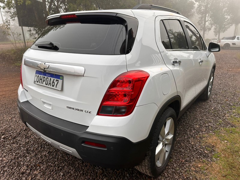 CHEVROLET TRACKER LTZ 1.8 ECOTEC 2014/2014 MENEGHINI VEÍCULOS ARROIO DO MEIO / Carros no Vale