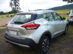 NISSAN KICKS 1.6 16V FLEX SV 4P XTRONIC 2017/2018 PREMIUM AUTOMÓVEIS ARROIO DO MEIO / Carros no Vale
