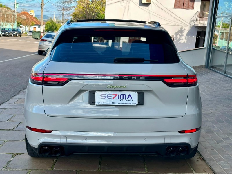 PORSCHE CAYENNE 3.0 V6 E-HYBRID PLATINUM EDITION AWD TIPTRONIC S 2022/2023 SÉTIMA VEÍCULOS GUAPORÉ / Carros no Vale