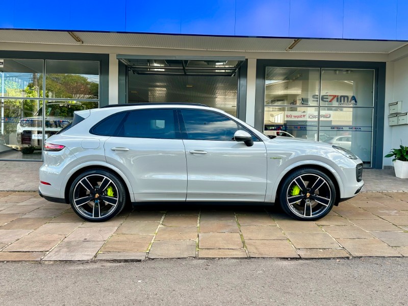 PORSCHE CAYENNE 3.0 V6 E-HYBRID PLATINUM EDITION AWD TIPTRONIC S 2022/2023 SÉTIMA VEÍCULOS GUAPORÉ / Carros no Vale