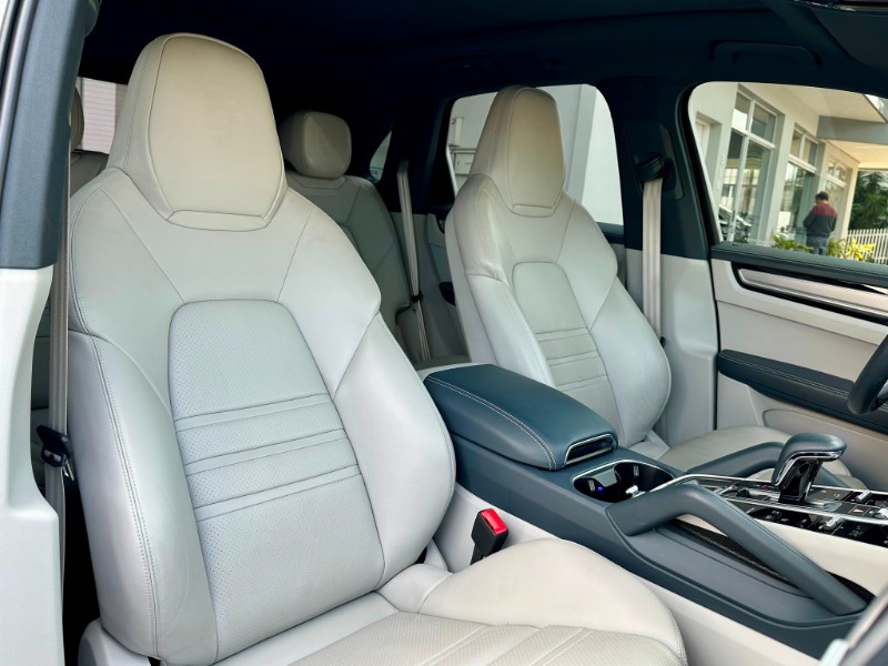 PORSCHE CAYENNE 3.0 V6 E-HYBRID PLATINUM EDITION AWD TIPTRONIC S 2022/2023 SÉTIMA VEÍCULOS GUAPORÉ / Carros no Vale