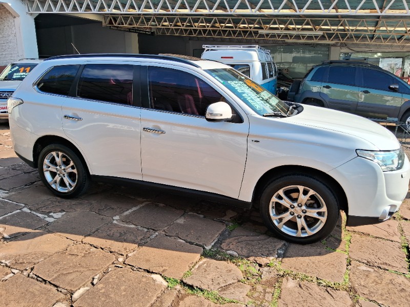 MITSUBISHI OUTLANDER 3.0 GT 4X4 V6 24V 2014/2015 SCHAEFER AUTOMÓVEIS TEUTÔNIA / Carros no Vale