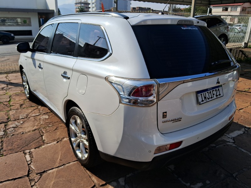 MITSUBISHI OUTLANDER 3.0 GT 4X4 V6 24V 2014/2015 SCHAEFER AUTOMÓVEIS TEUTÔNIA / Carros no Vale