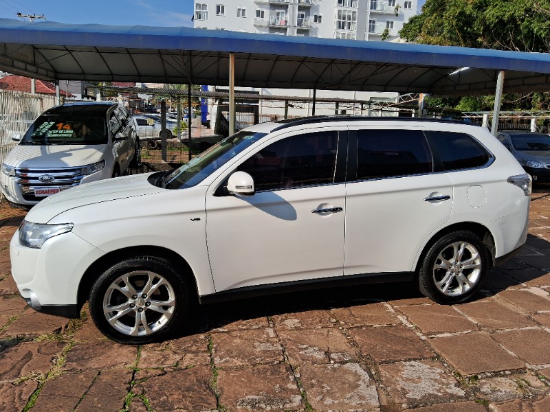 MITSUBISHI OUTLANDER 3.0 GT 4X4 V6 24V 2014/2015 SCHAEFER AUTOMÓVEIS TEUTÔNIA / Carros no Vale