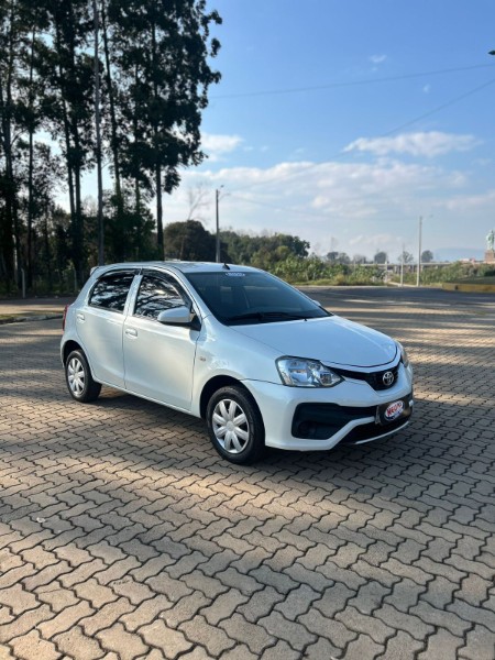 TOYOTA ETIOS 1.3 X / COMPLETO / SEG DONO 2018/2018 NEURI VEÍCULOS LAJEADO / Carros no Vale