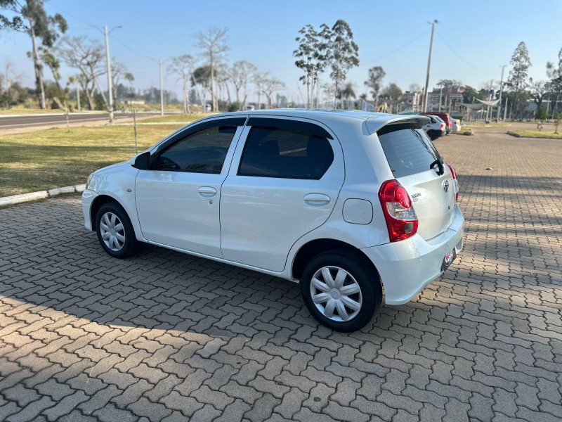 TOYOTA ETIOS 1.3 X / COMPLETO / SEG DONO 2018/2018 NEURI VEÍCULOS LAJEADO / Carros no Vale