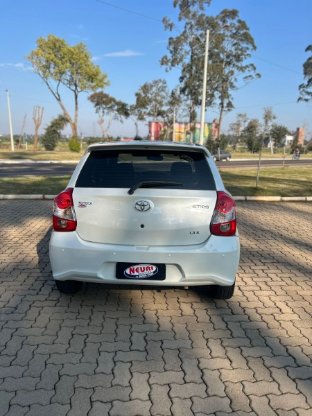TOYOTA ETIOS 1.3 X / COMPLETO / SEG DONO 2018/2018 NEURI VEÍCULOS LAJEADO / Carros no Vale