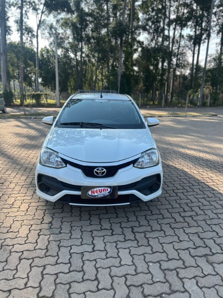 TOYOTA ETIOS 1.3 X / COMPLETO / SEG DONO 2018/2018 NEURI VEÍCULOS LAJEADO / Carros no Vale