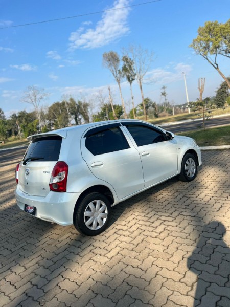 TOYOTA ETIOS 1.3 X / COMPLETO / SEG DONO 2018/2018 NEURI VEÍCULOS LAJEADO / Carros no Vale