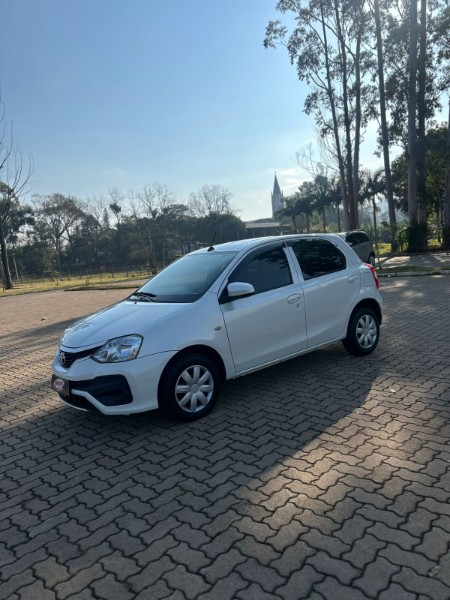TOYOTA ETIOS 1.3 X / COMPLETO / SEG DONO 2018/2018 NEURI VEÍCULOS LAJEADO / Carros no Vale