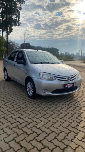 TOYOTA ETIOS 1.5 X SEDAN 16V FLEX 4P MANUAL 2013/2013 NEURI VEÍCULOS LAJEADO / Carros no Vale