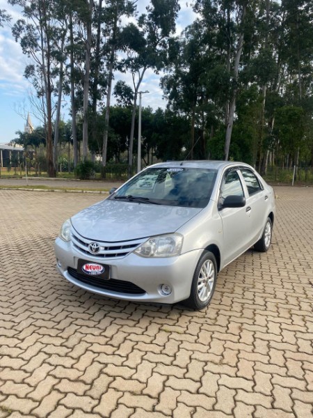 TOYOTA ETIOS 1.5 X SEDAN 16V FLEX 4P MANUAL 2013/2013 NEURI VEÍCULOS LAJEADO / Carros no Vale