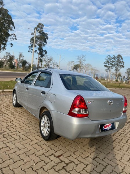 TOYOTA ETIOS 1.5 X SEDAN 16V FLEX 4P MANUAL 2013/2013 NEURI VEÍCULOS LAJEADO / Carros no Vale