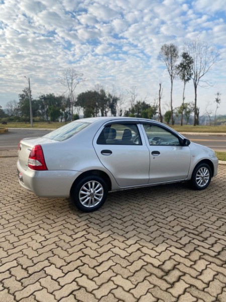 TOYOTA ETIOS 1.5 X SEDAN 16V FLEX 4P MANUAL 2013/2013 NEURI VEÍCULOS LAJEADO / Carros no Vale